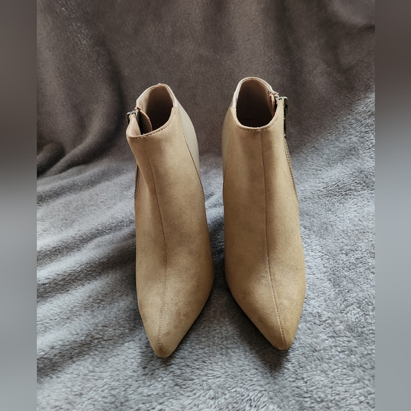 NWOT Woman's Heel/Boot Shoes Size 7 - Picture 2 of 4